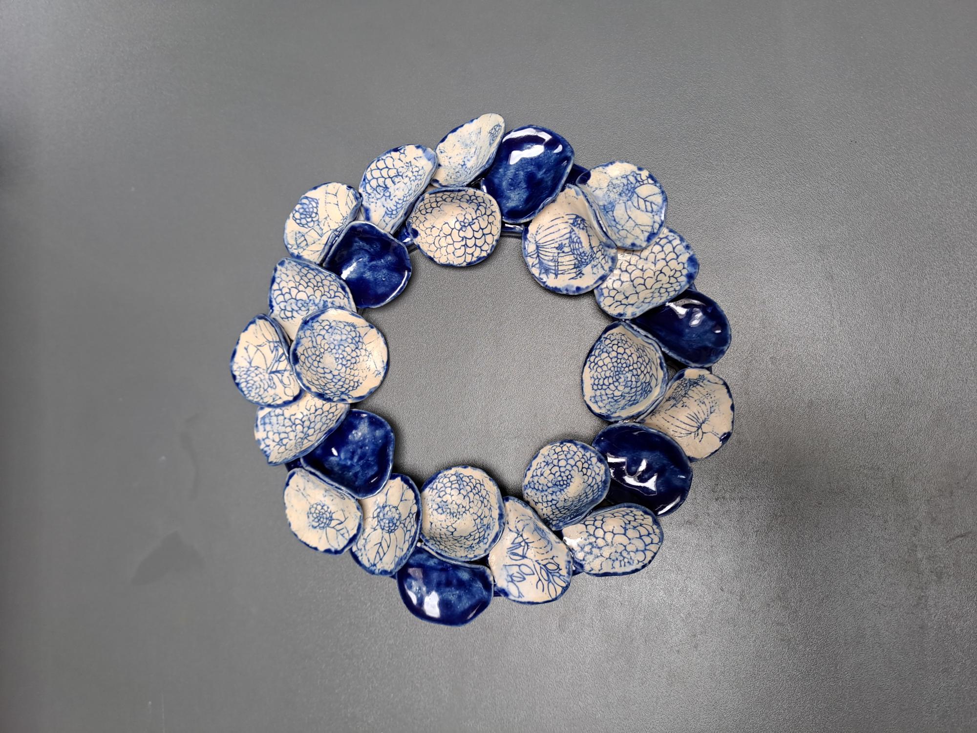 Krans met blaadjes, wit en blauw