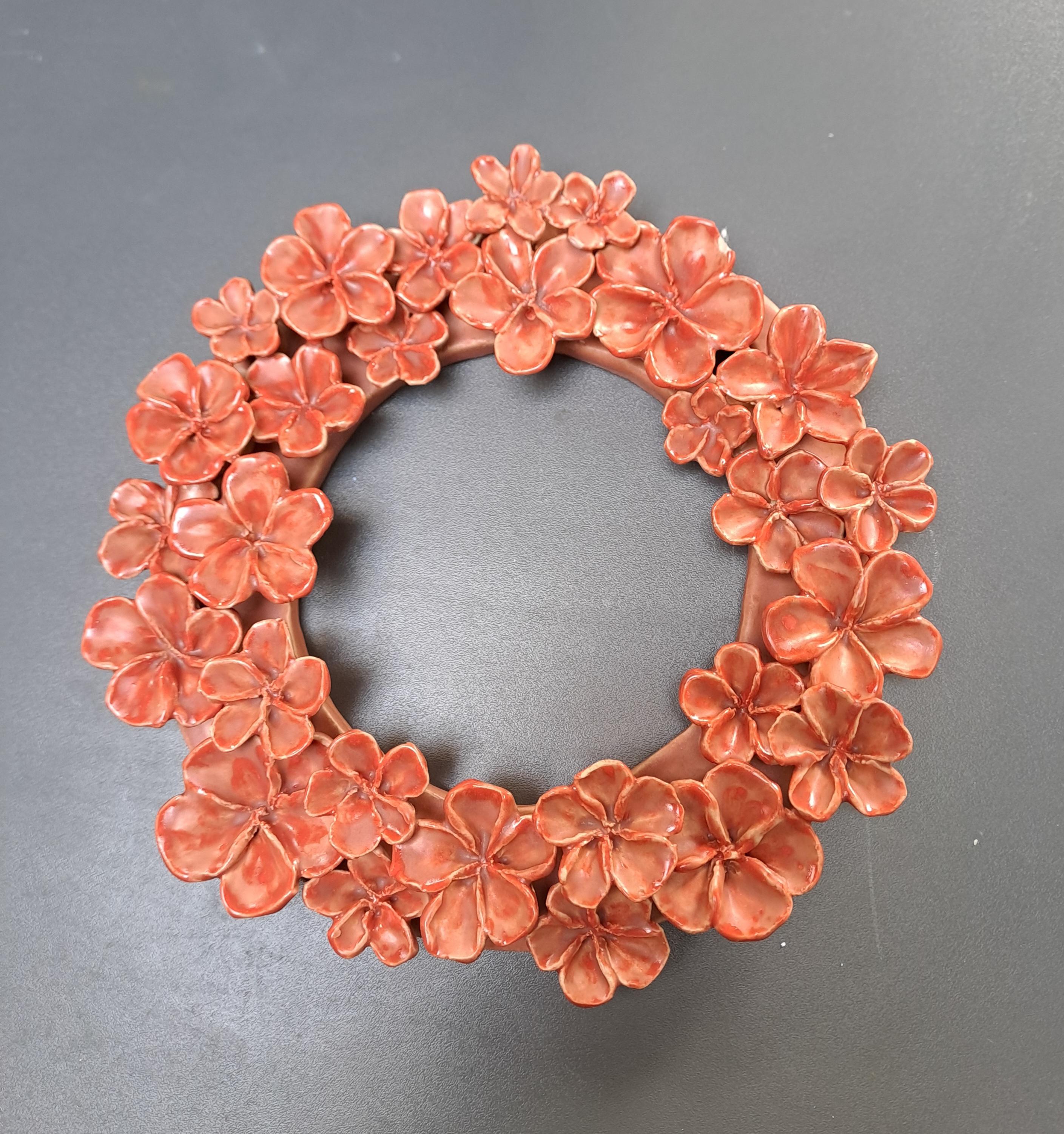 Krans met bloemen, kleur rood